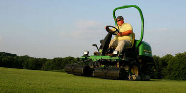 Diebe d&uuml;sen mit Rasentraktoren aus Sportstadion