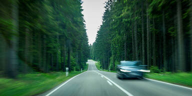 Auto auf Waldstra&szlig;e