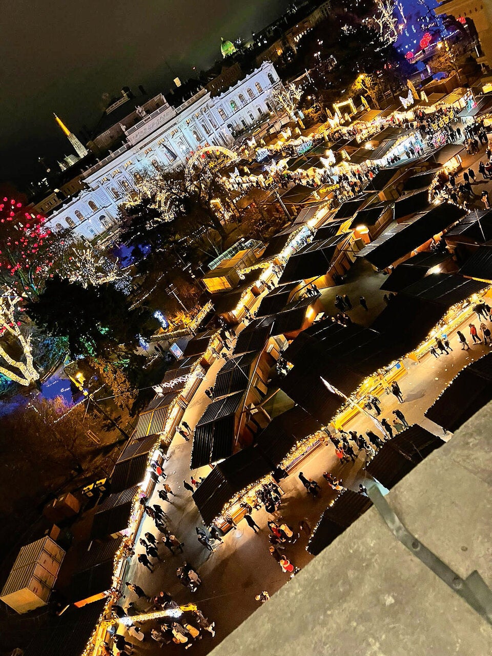 Leere: Am Christkindlmarkt am Rathausplatz war Mittwochabends um 19 Uhr wenig los.