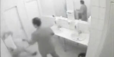 Mann besprüht Raucher mit Feuerlöscher
