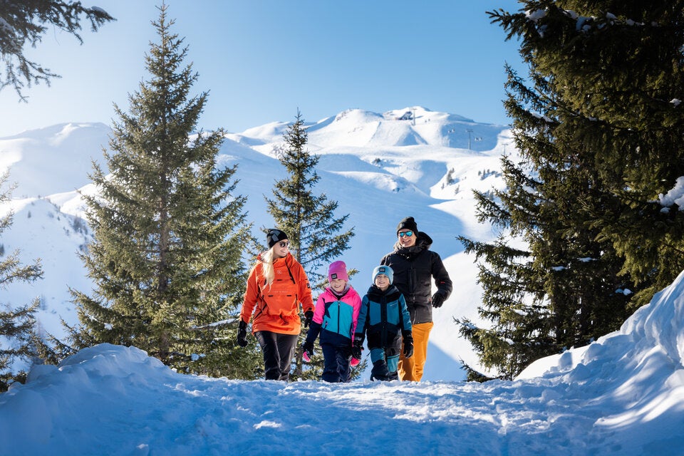 winterwandern. Kleine Schritte und große Abenteuer im Schnee – eine gemeinsame Zeit, die die ganze Familie nicht vergisst.