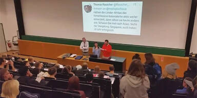 Studenten stellen rassistischen Professor blo&szlig;