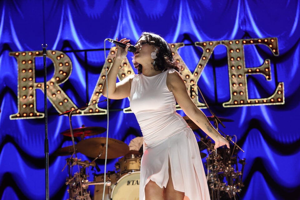 Pop-Wunder: Raye stürmt mit 5 Monaten Verspätung auf Platz 1