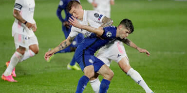 Toni Kroos (Real Madrid) im Zweikampf mit Christain Pulisic (Chelsea London)