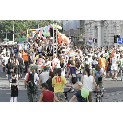 Tausende feiern Homosexuellen- und Transgender-Demo.