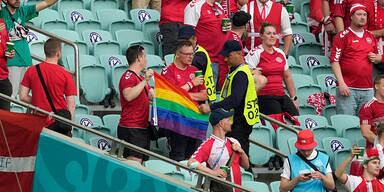 Ordner entreißen Fan die Regenbogen-Flagge