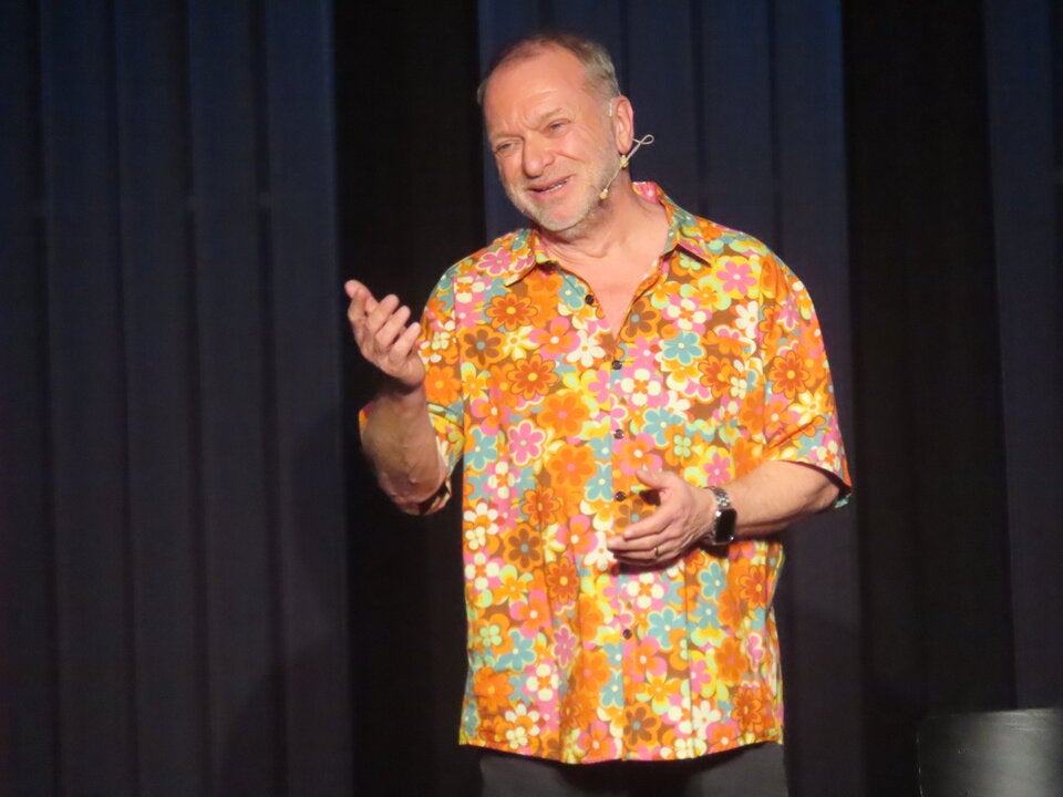 Reinhard Nowak: Kabarett-Premiere mit „urfröhlichem“ Gag-Feuerwerk