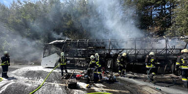 Reisebus in Flammen