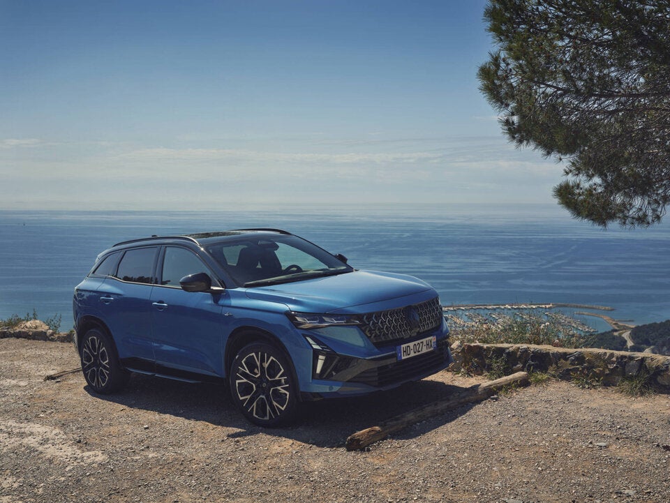 Der überarbeitete Renault Austral zeigt im Rahmen der „Phase II“ seine optische Politur – außen wie innen – und überzeugt mit sportlich-komfortablem Fahrwerk.