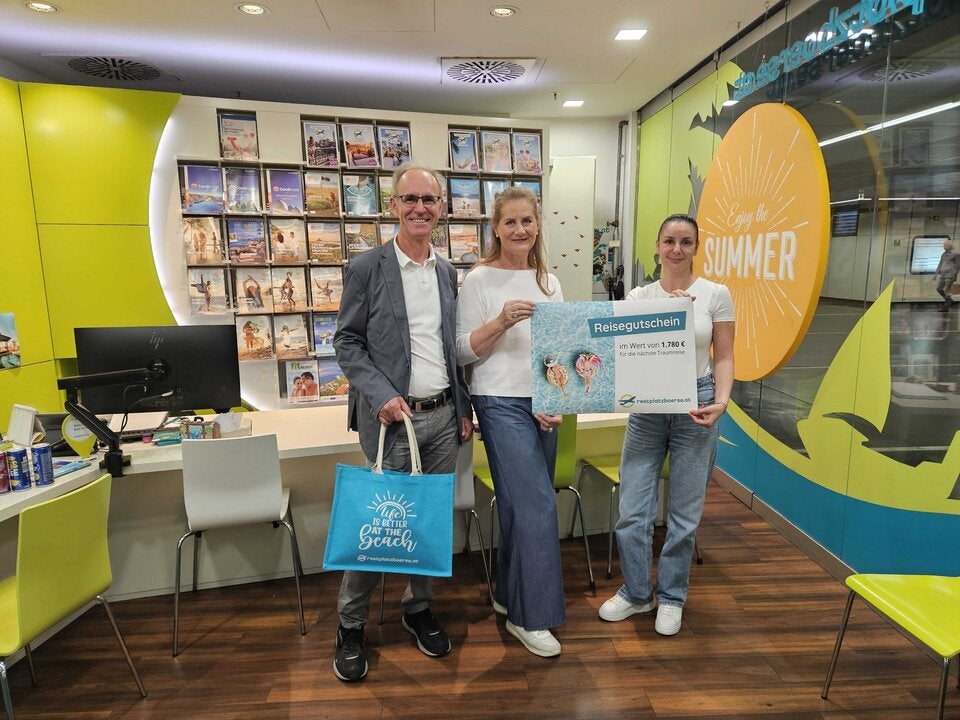 v.l.n.r.: Das Gewinnerpaar Peter und Ilse S. und Filialleiterin Denitsa Belchev (Restplatzbörse Schwedenplatz)