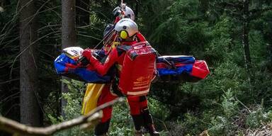 Radfahrer (54) nach Sturz ins Krankenhaus geflogen