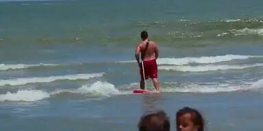 Der Welt schlechteste Rettungsschwimmer