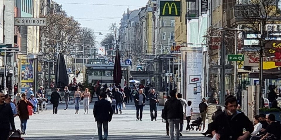 Wiener City verwaist, aber reges Treiben am Reumannplatz