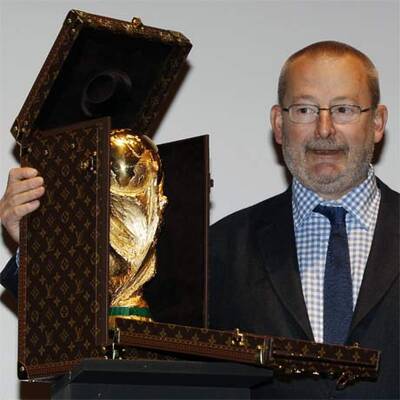 Der WM-Pokal reist in Louis Vuitton