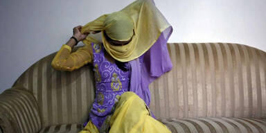 Schwestern flüchten vor Massenvergewaltigung