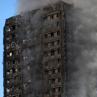 Großbrand in Hochhaus ++ Zahlreiche Verletzte ++