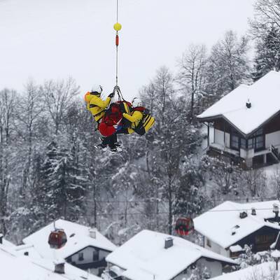 Hier wird ÖSV-Ass Streitberger abtransportiert