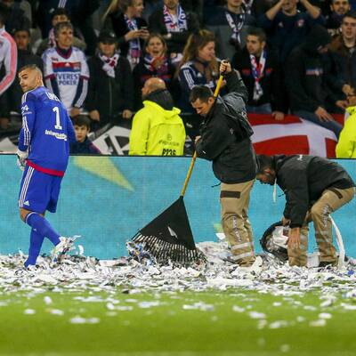 Papier-Attacke bei Lyon-Match