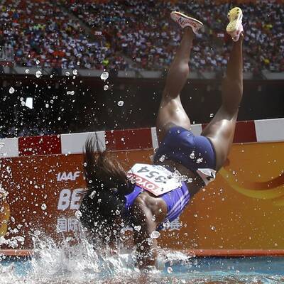 Welt lacht über Hindernis-Läuferin