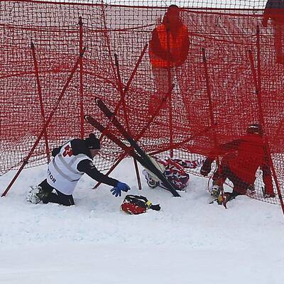 Hier wird ÖSV-Ass Streitberger abtransportiert