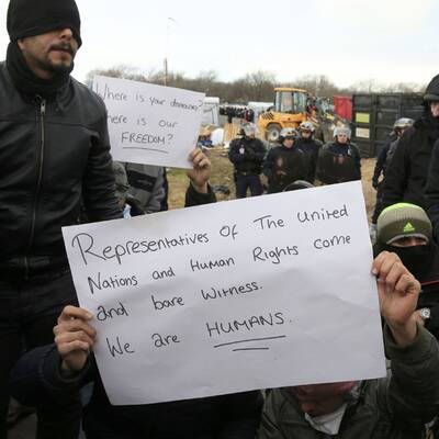Flüchtlinge nähen sich aus Protest die Münder zu