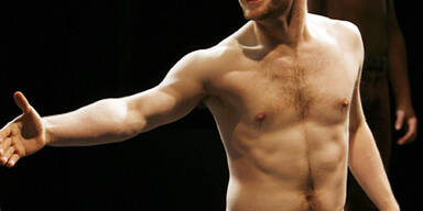 Welcher Star steht hier nackt auf der Bühne?