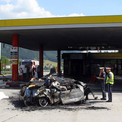 PKW rast in Tankstelle