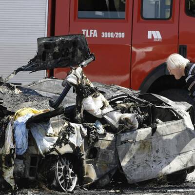 PKW rast in Tankstelle