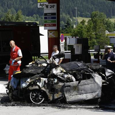 PKW rast in Tankstelle