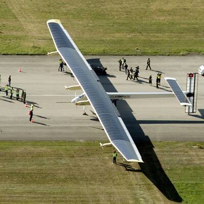 Solar Flieger segelt über Nacht