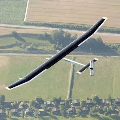 Solar Flieger segelt über Nacht