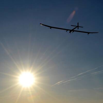 Solar Flieger segelt über Nacht