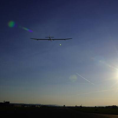 Solar Flieger segelt über Nacht