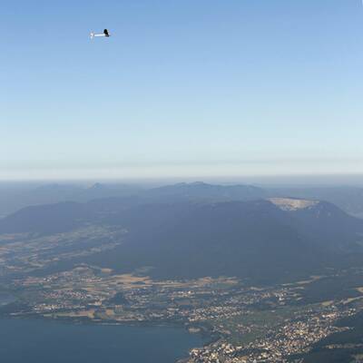 Solar Flieger segelt über Nacht