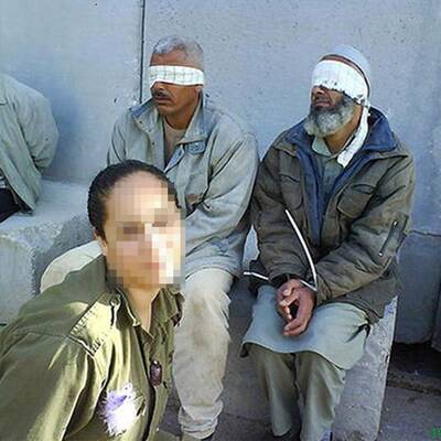 Israelische Soldaten posieren mit Gefangenen