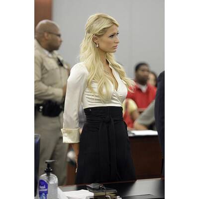 Paris Hilton: Im Barbie-Look vor Gericht