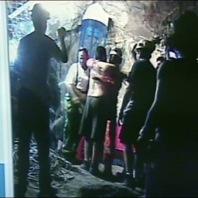 Kumpel-Retter wird von Opfern begrüßt 