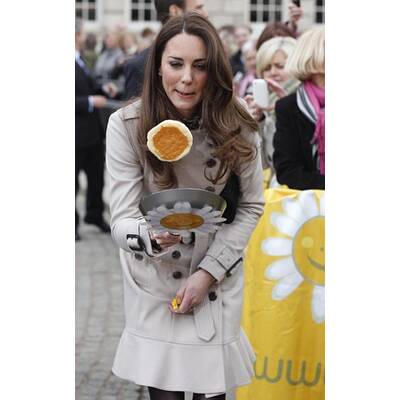 Prinz William und Kate Middleton haben Spaß beim Pfannkuchen-Schupfen