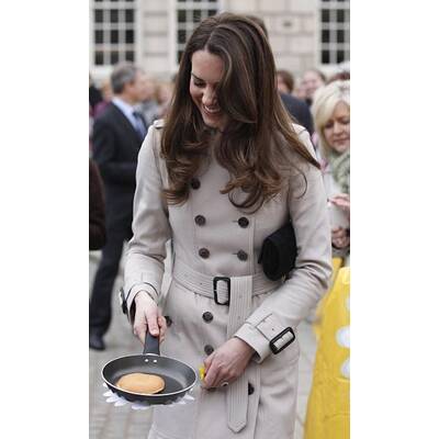 Prinz William und Kate Middleton haben Spaß beim Pfannkuchen-Schupfen