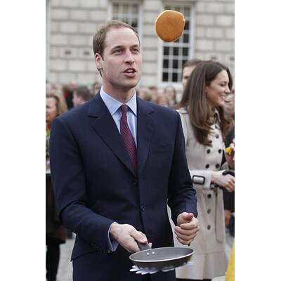 Prinz William und Kate Middleton haben Spaß beim Pfannkuchen-Schupfen