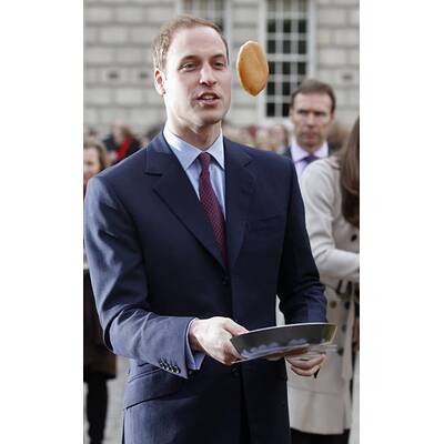 Prinz William und Kate Middleton haben Spaß beim Pfannkuchen-Schupfen