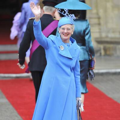 Promis und Adelige vor der Kirche