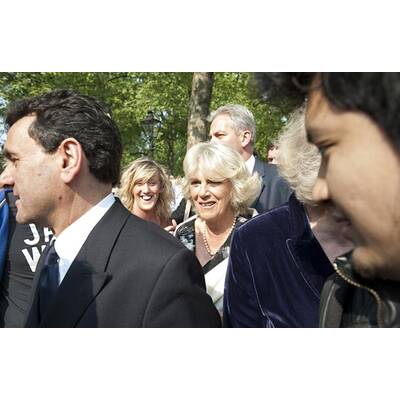 Camilla, die Duchess of Cornwall, spaziert durch die Menge