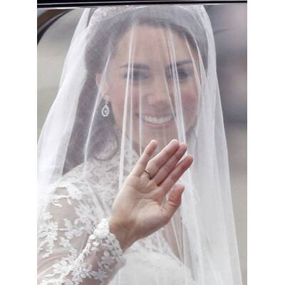 Herzogin von Cambridge: Kate in Traumkleid vor Traualtar