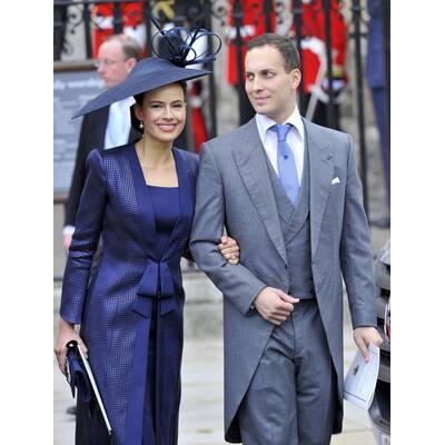 Hochzeitsgäste in Royalblau