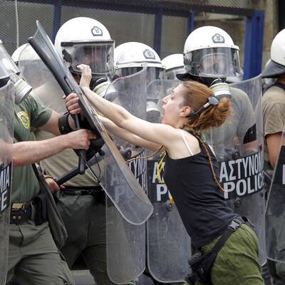 Die Polizei setzt Tränengas ein