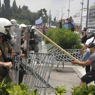 Die Polizei setzt Tränengas ein