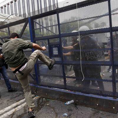 Die Polizei setzt Tränengas ein