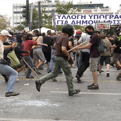 Die Polizei setzt Tränengas ein