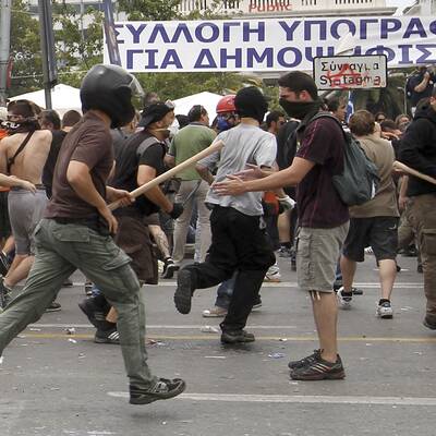 Die Polizei setzt Tränengas ein
